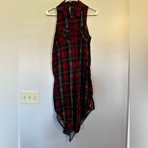 Sleeveless plaid long shirt, perfect with leggings.